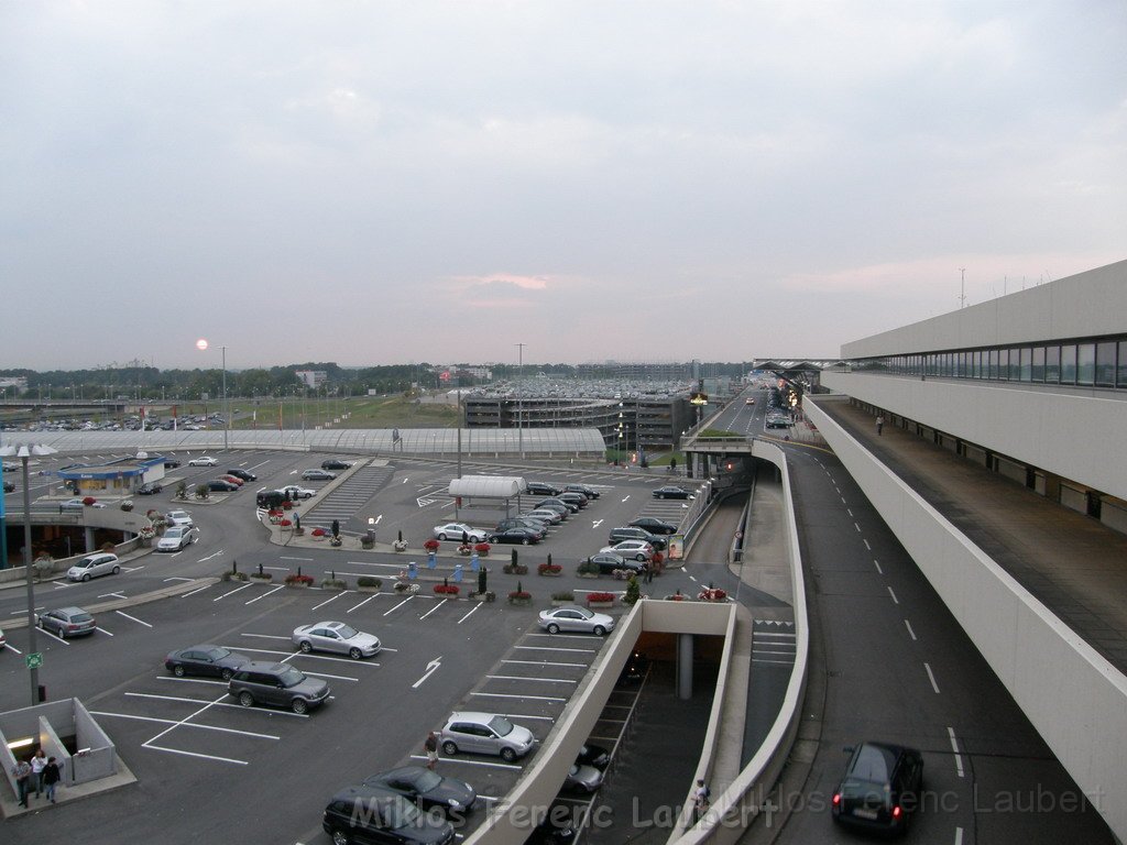 Warten auf den Airbus 380 Koeln Bonn P398.JPG